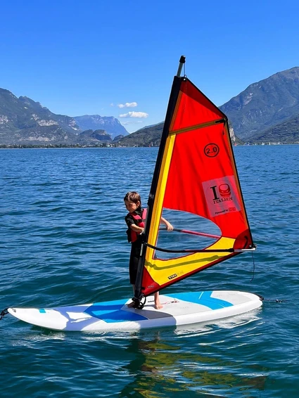 Privater Windsurf-Kurs am Gardasee: Ihr exklusives Erlebnis in Limone 6 Privater Windsurf-Kurs am Gardasee: Ihr exklusives Erlebnis in Limone 6